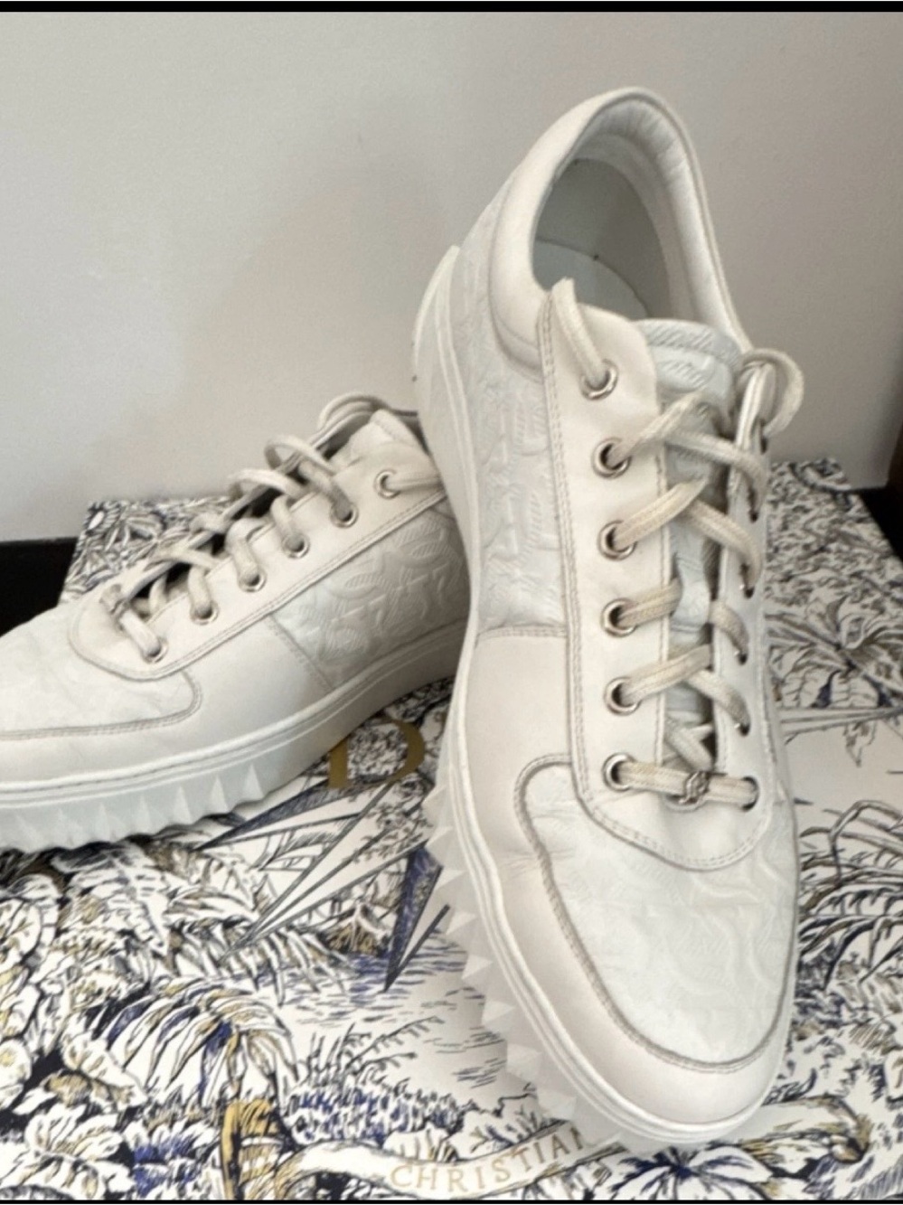 Salvatore Ferragamo White Lace Up Low Top Sneakers LN 11 Men's Athletic Shoes